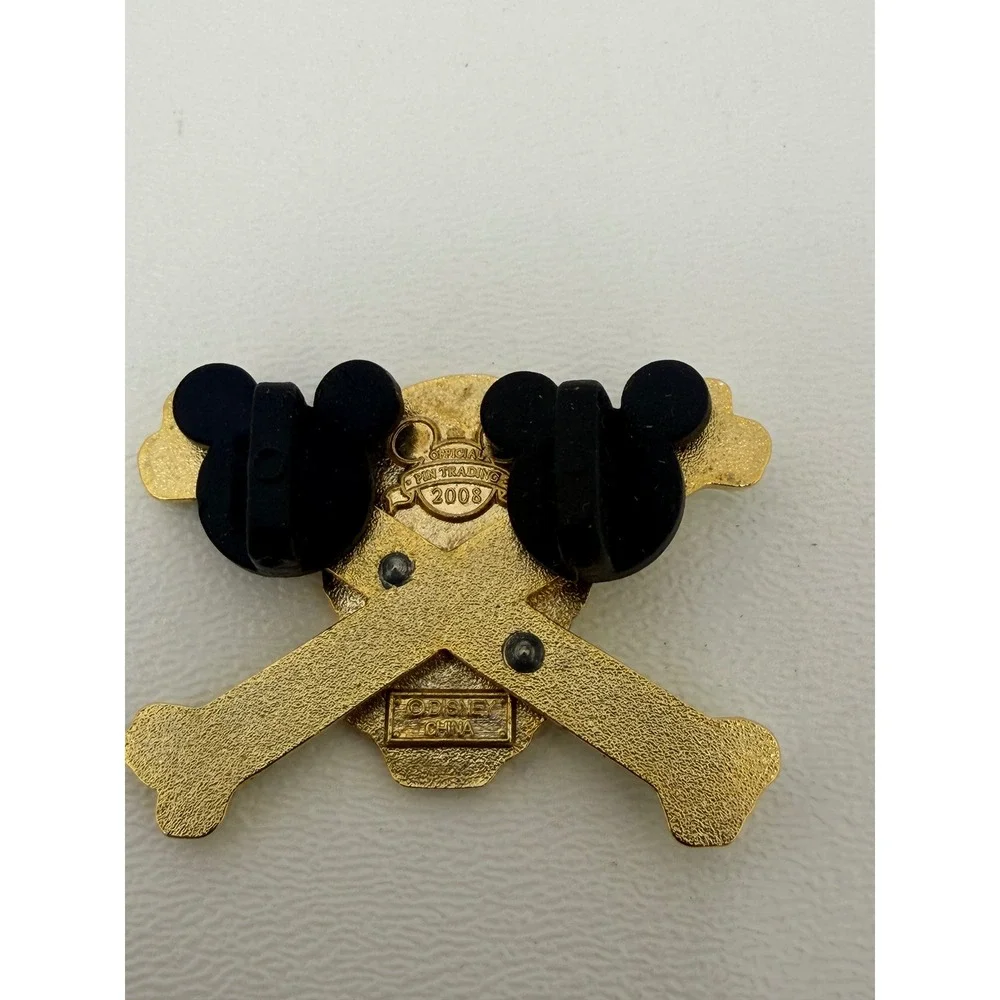 Disney Pirates of the Caribbean Green Skull Crossbones Rhinestone Pin 2008